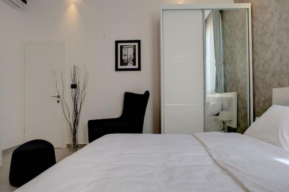 By Raphael Aparthotel