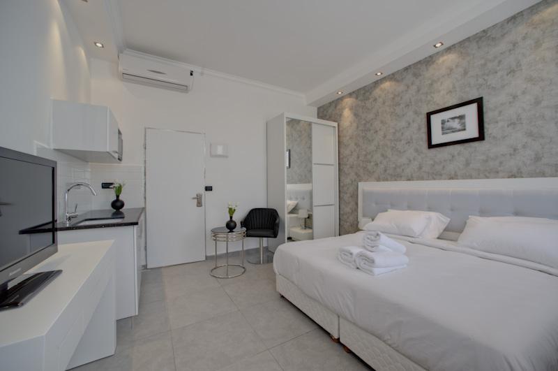 By Raphael Aparthotel